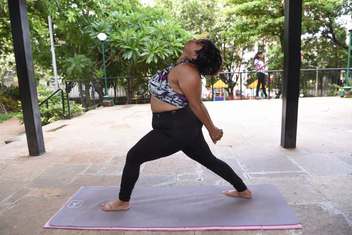 Una mujer desafía los estereotipos con sus cursos de yoga en internet