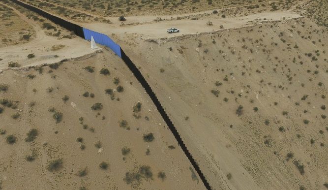 Hallan ocho cadáveres en un camión estacionado en frontera sur de EEUU