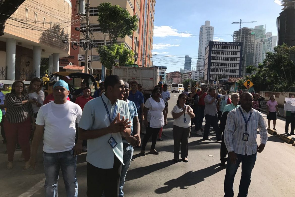 Trabajadores del hospital Santo Tomás inician paro escalonado de 2 horas