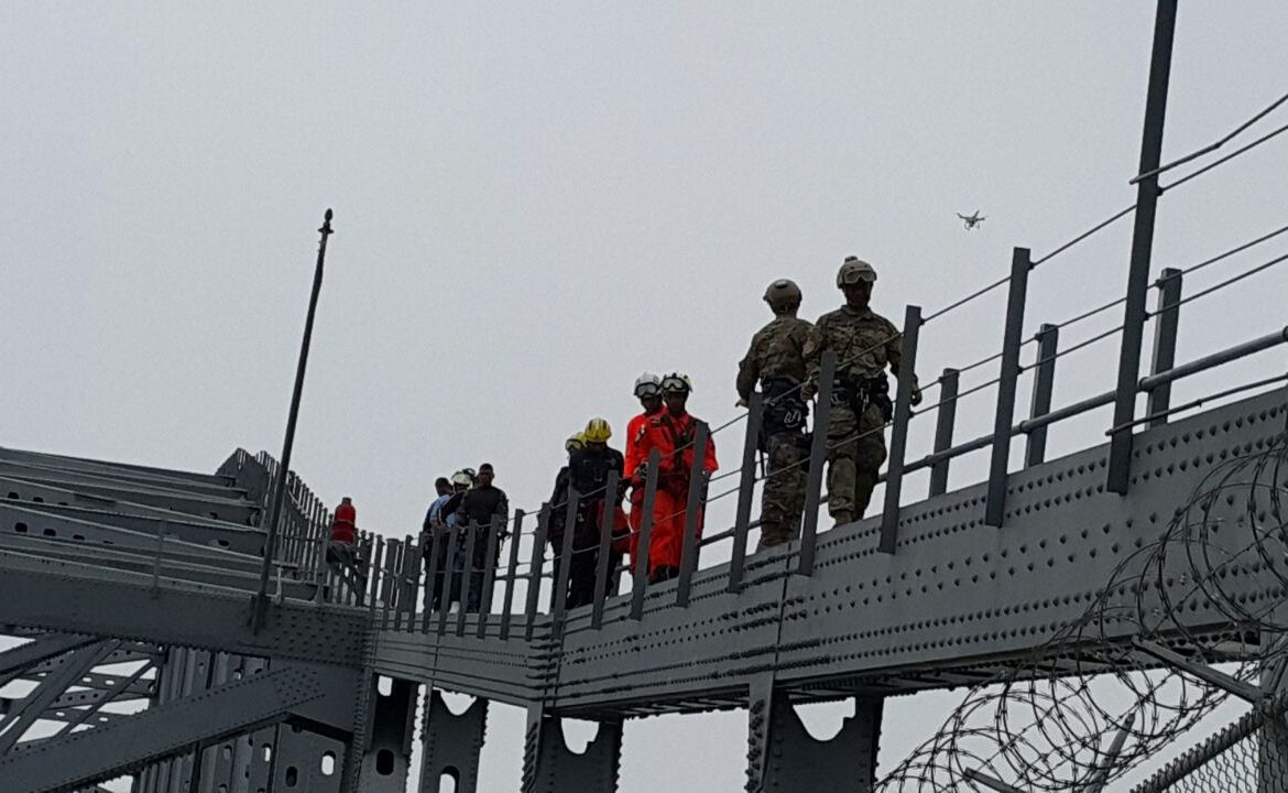 Rescatan a hombre que amenazó con suicidarse desde el puente de Las Américas