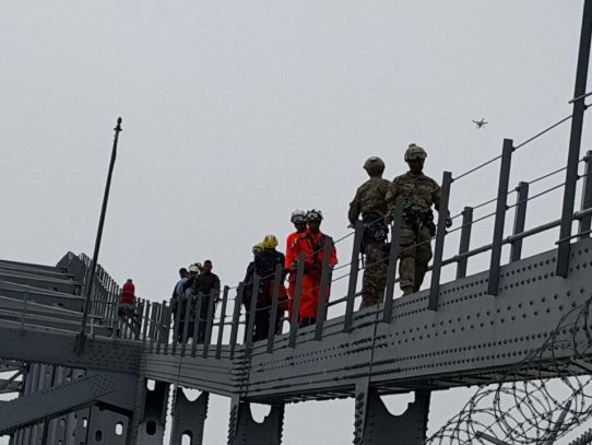 Rescatan a hombre que amenazó con suicidarse desde el puente de Las Américas