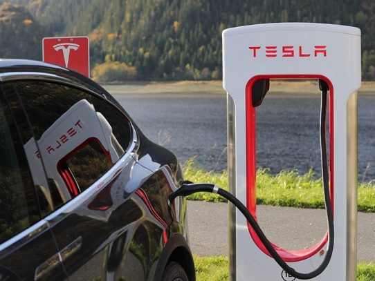 Tesla inicia producción de auto eléctrico para el gran público