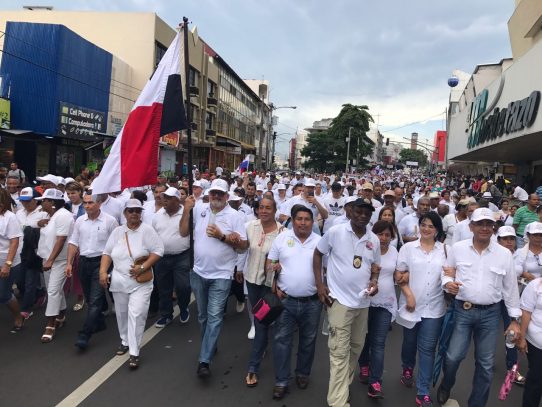 Cientos de activistas marchan por la familia en contra la ideología de género