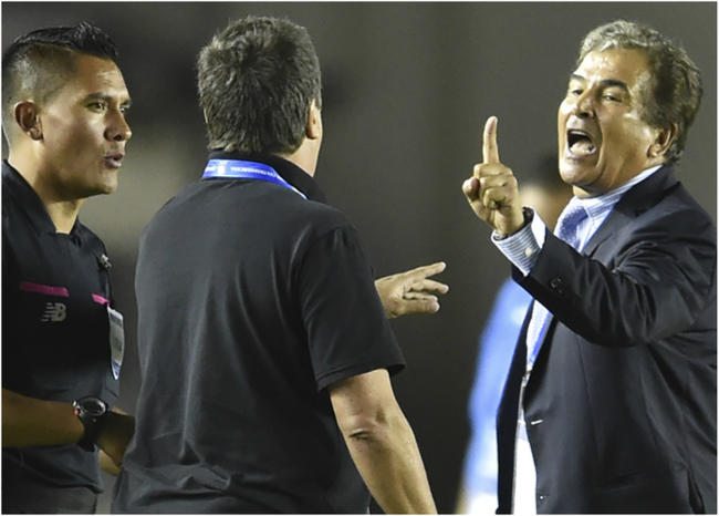 Jorge Luis Pinto le pide respeto a "Bolillo" Gómez por Honduras