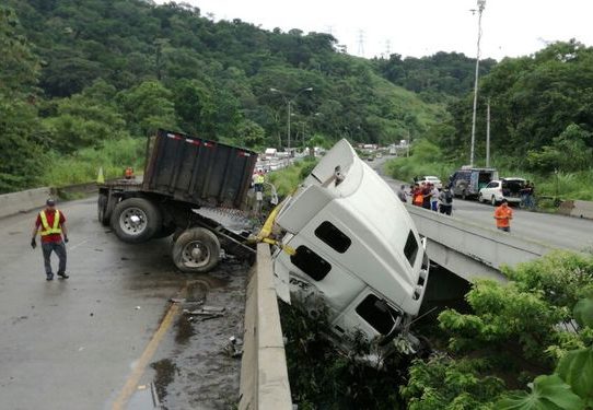 Camión se vuelca en la Vía Centenario y provoca tranque descomunal