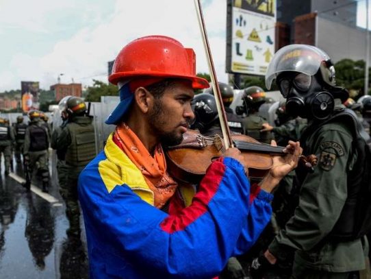 Wuilly Arteaga, el violinista que pone música a las protestas contra Nicolás Maduro