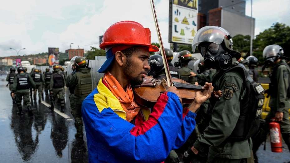 Wuilly Arteaga, el violinista que pone música a las protestas contra Nicolás Maduro