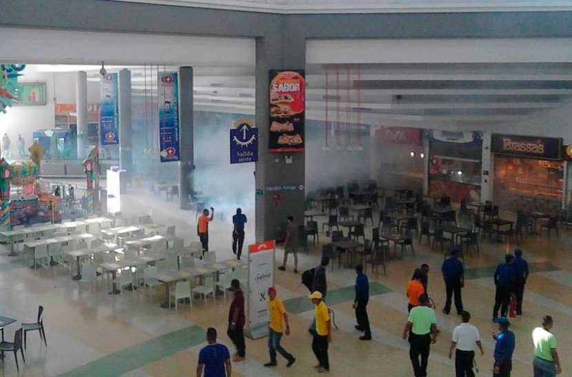 Principal centro comercial de Caracas desalojado por bombas lacrimógenas