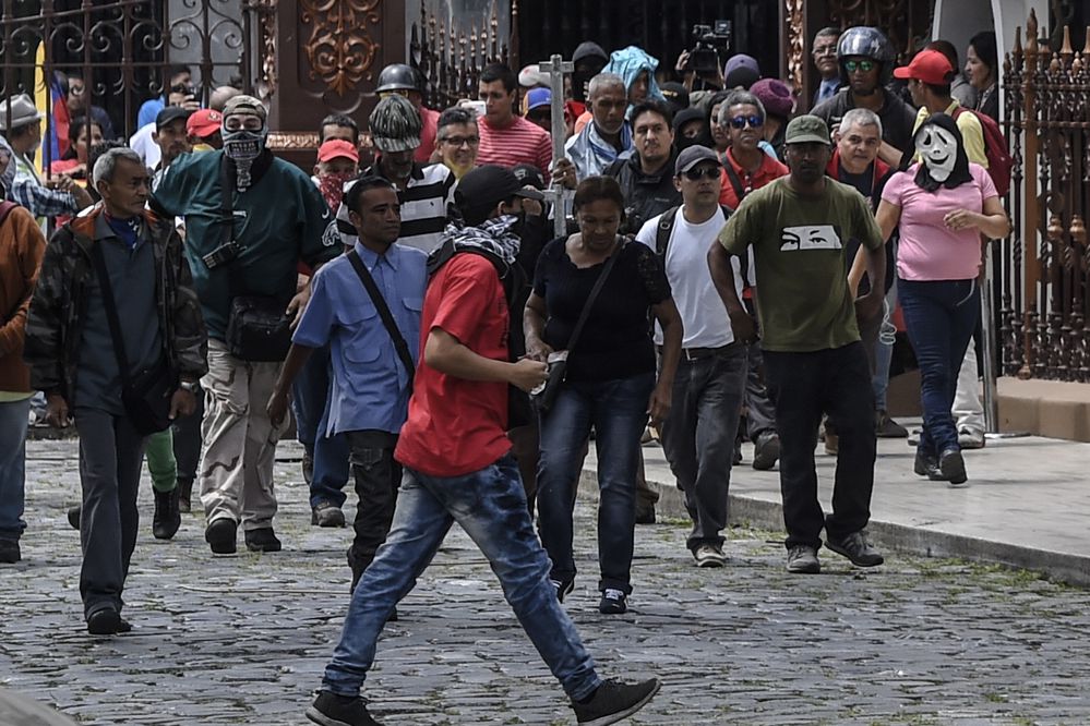 Irrupción de "chavistas" en la Asamblea deja 12 heridos