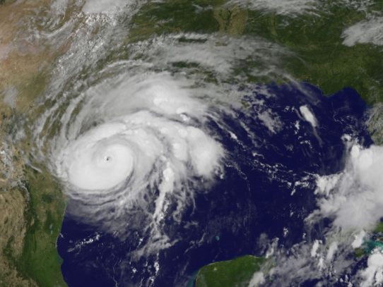 Huracán Harvey toca tierra y amenaza costa de Texas con inundaciones catastróficas