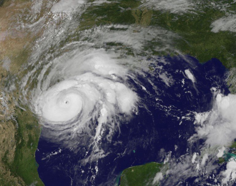 Huracán Harvey toca tierra y amenaza costa de Texas con inundaciones catastróficas