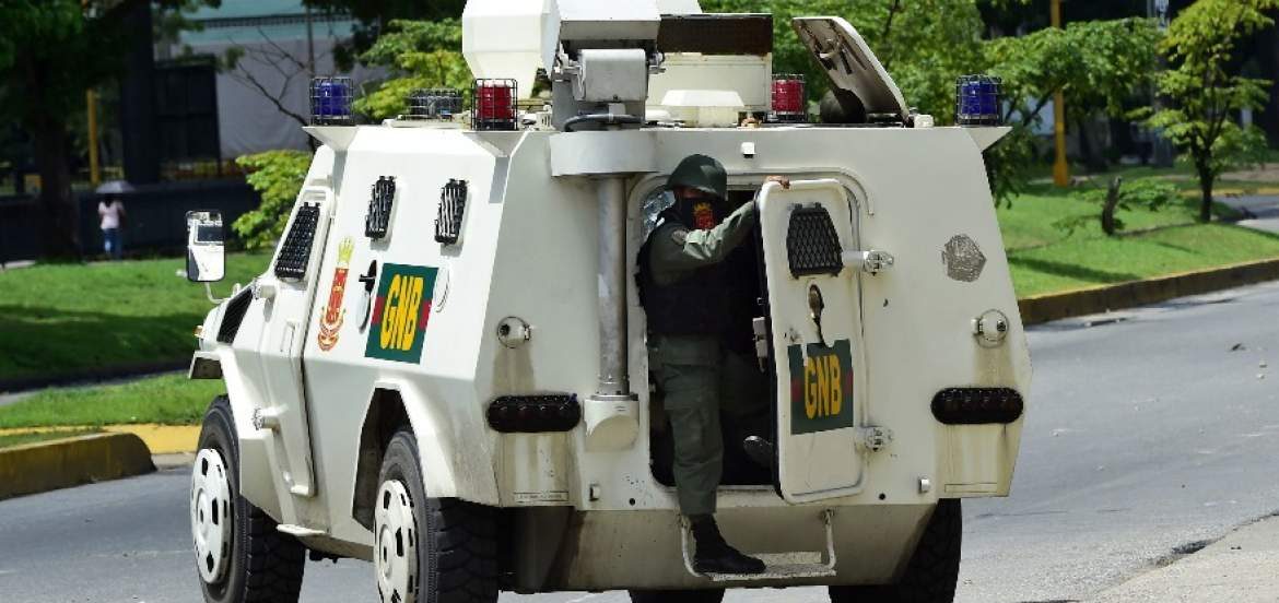 Incredulidad en ataque a fuerte de  Paramacay: Califican de  "tramoya" alzamiento militar