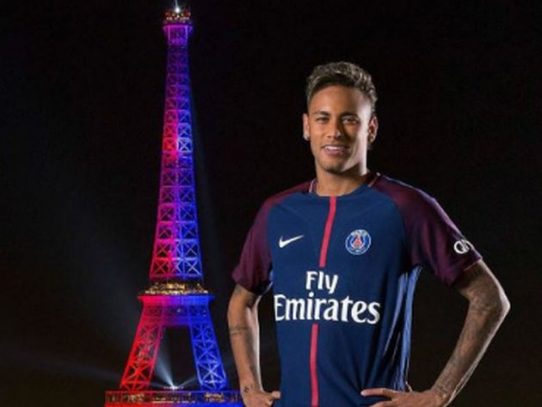 Neymar "deslumbrado" por el homenaje de la Torre Eiffel