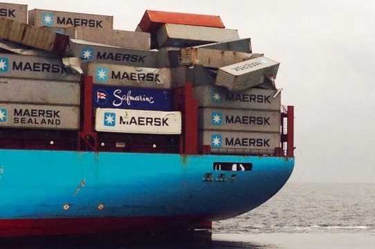 Oportunistas se zambullen para saquear contenedores caídos de un buque en Brasil