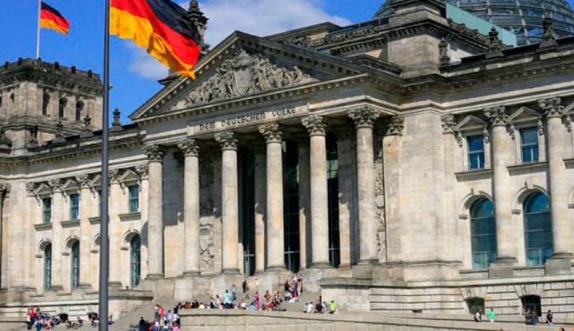Detenidos dos turistas chinos por hacer el saludo nazi en Berlín