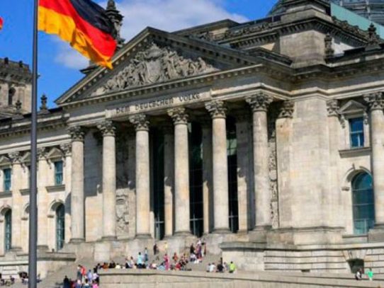 Detenidos dos turistas chinos por hacer el saludo nazi en Berlín