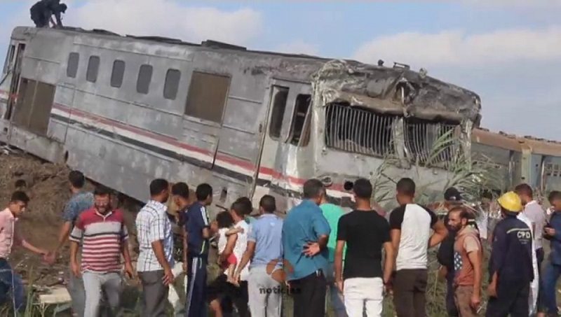 El balance de víctimas del choque de trenes en Egipto sube a 41 muertos
