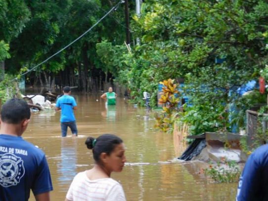 Afectadas por las inundaciones en Los Santos reciben asistencia humanitaria