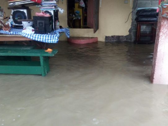 Reportan  25 viviendas afectas por desbordamiento del río Antón