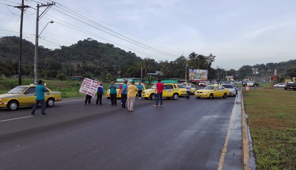 Varias vías de Panamá convulsionadas hoy por cierres de conductores del transporte selectivo