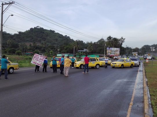 Varias vías de Panamá convulsionadas hoy por cierres de conductores del transporte selectivo
