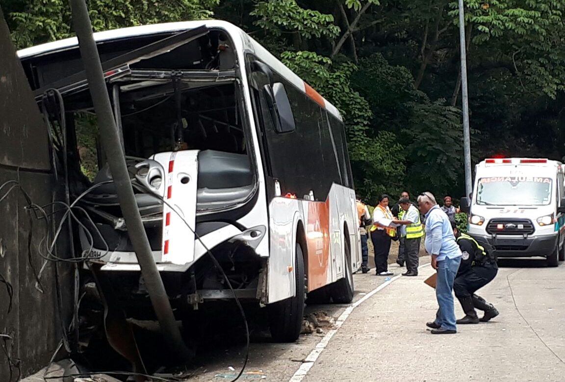 Choque de unidad de Metrobús con un puente en el Corredor Norte deja 10 heridos