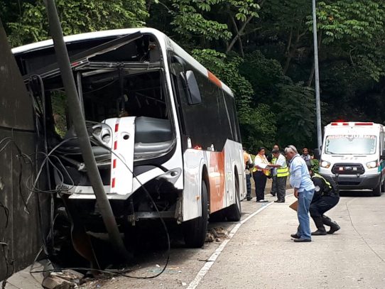 Choque de unidad de Metrobús con un puente en el Corredor Norte deja 10 heridos