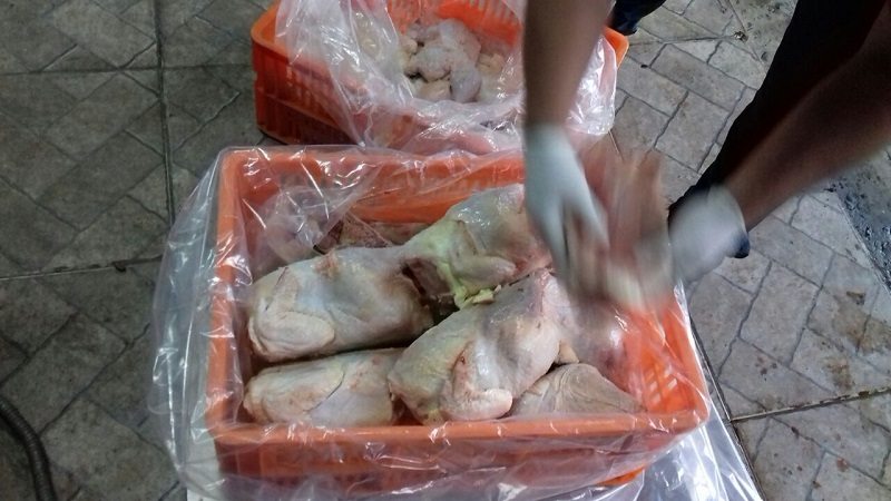 Decomisan pollos importados que eran vendidos como frescos