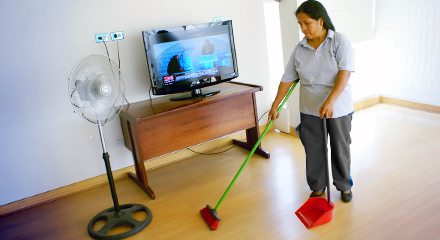 Proponen 10 horas de descanso diarios y otros beneficios para trabajadores domésticos