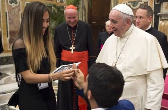 Venezolano pide la mano a su novia ante el papa Francisco