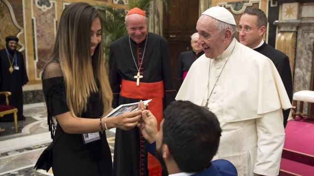 Venezolano pide la mano a su novia ante el papa Francisco