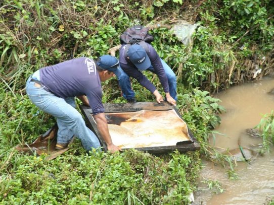 Realizan jornada de limpieza en Don Bosco, un plasma obstruía uno de los desagües