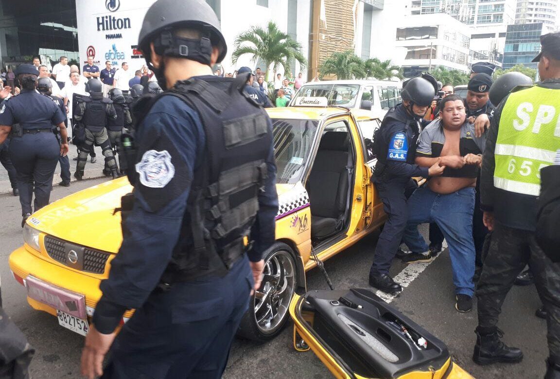 Golpes, patadas y puñetes entre taxistas y agentes policiales en Avenida Balboa