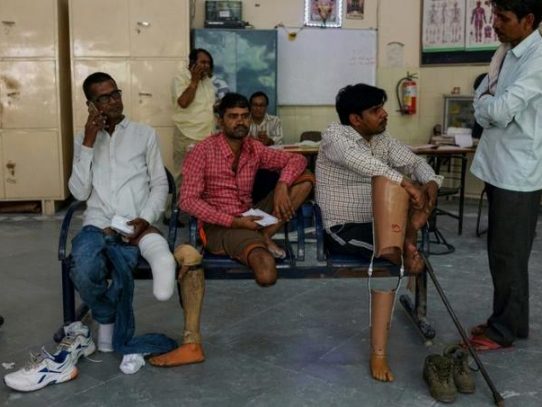 Las prótesis de bajo costo que vuelven a poner en pie a amputados en India