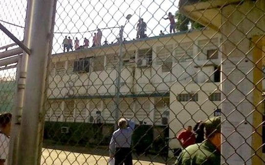 Motín en cárcel del sur de Venezuela deja al menos 37 muertos