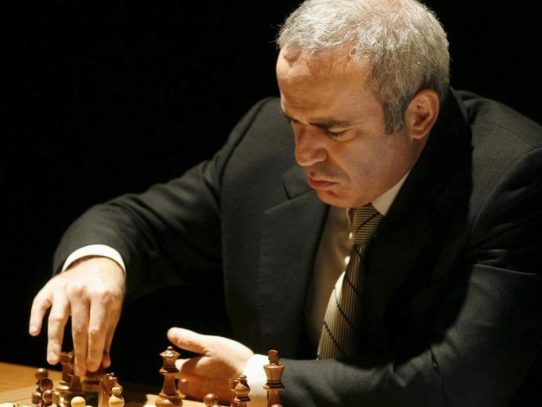 Una partida más para Garry Kasparov, el eterno rey del ajedrez