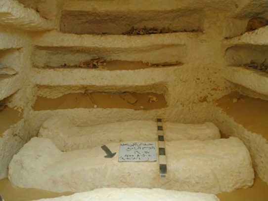 Arqueólogos descubren tres tumbas milenarias en el sur de Egipto