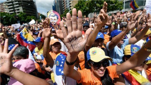 Oposición venezolana posterga para viernes marcha contra Constituyente