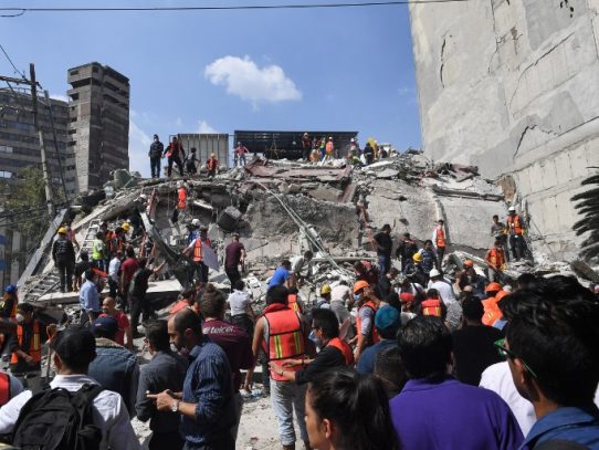 Mexicanos captan en videos destrucción causada por sismo 7,1 en la escala de Richter