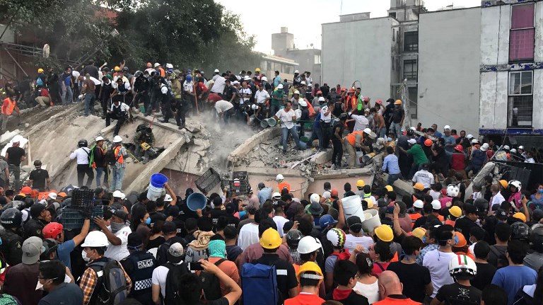 Potente sismo deja más de 100 muertos en México en aniversario de terremoto