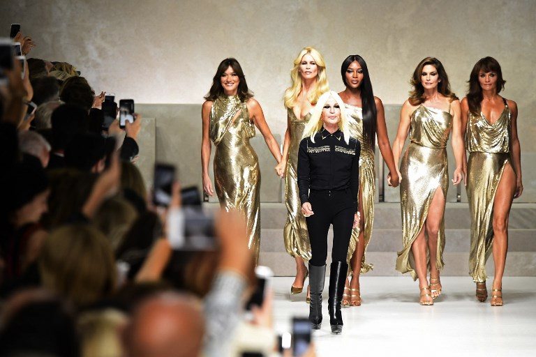 Versace, protagonista de un desfile muy glamuroso en Milán