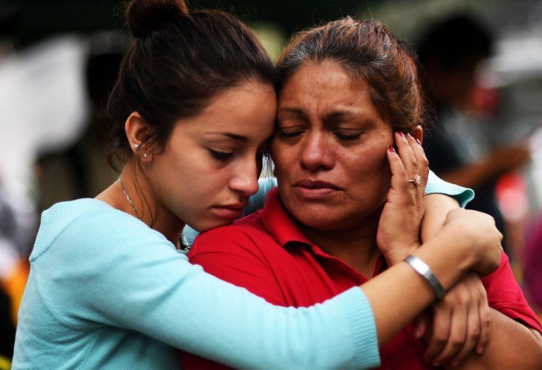 A una semana del sismo en México, gente sin casa y con familiares desaparecidos