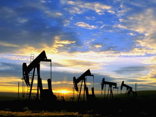 Países productores de petróleo acuerdan recorte histórico de la producción