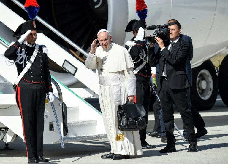 El papa Francisco partió hacia Colombia para defender la paz
