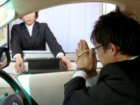 En Japón se puede asistir a un funeral sin salir de su coche