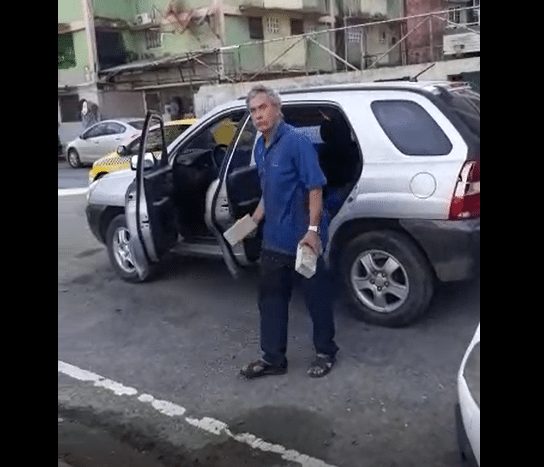 Captan sujeto en Colón tratando de robar adoquines de un parque