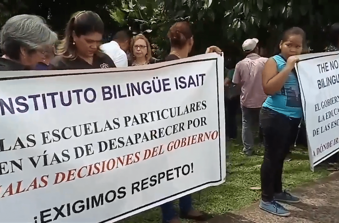 Colegios particulares protestan frente al Meduca por temor a cierres de centros educativos