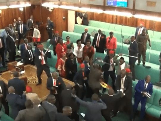 Enfrentamientos violentos en el Parlamento de Uganda