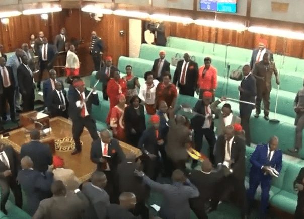Enfrentamientos violentos en el Parlamento de Uganda