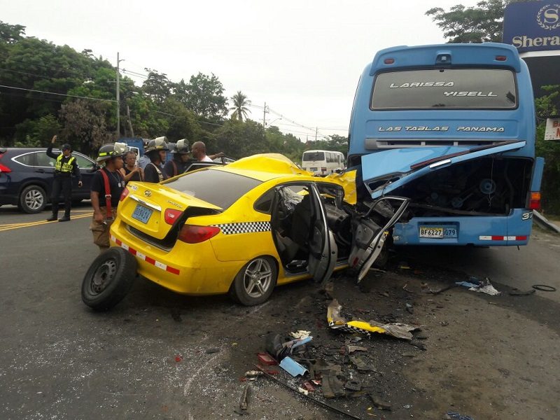Accidente de tránsito entre un taxi y un bus de Las Tablas-Panamá deja 7 heridos